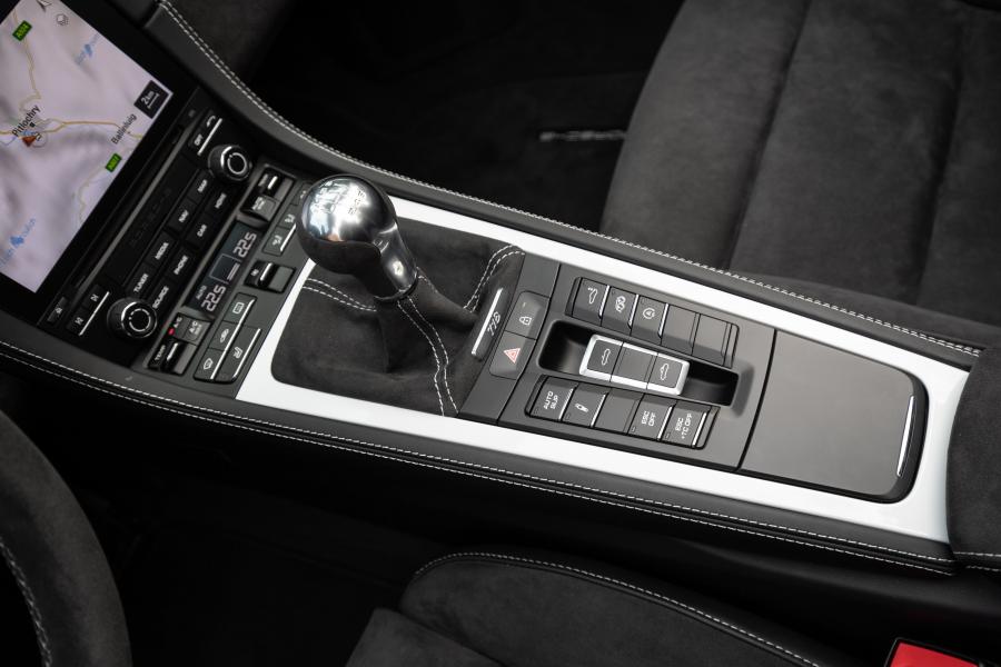 Детали интерьера Porsche 718 Spyder (982) 2019 года  (WW) (фото 137 из 318)